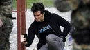 Duta UNICEF, Aktor Orlando Bloom saat mengunjungi kamp transit migran di Gevgelija, Makedonia, di mana migran berkumpul setelah memasuki negara itu dengan menyeberangi perbatasan dengan Yunani, 29 September 2015. (REUTERS/Ognen Teofilovski)