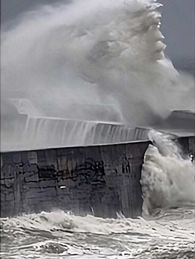 Ombak Laut Mirip Wajah Manusia