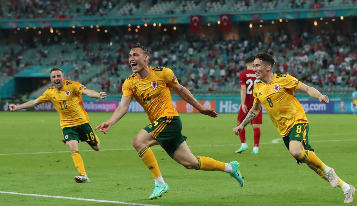 Memasuki menit injuritime menjelang akhir pertandingan, kejutan terjadi ketika umpan tendangan pojok mampu dimaksimalkan oleh Bale dan disodorkan ke Connor Roberts. Roberts berhasil menyematkan bola ke gawang Turki dan mengunci kemenangan The Dragon. (Foto: AFP/Pool/Tolga Bozoglu)