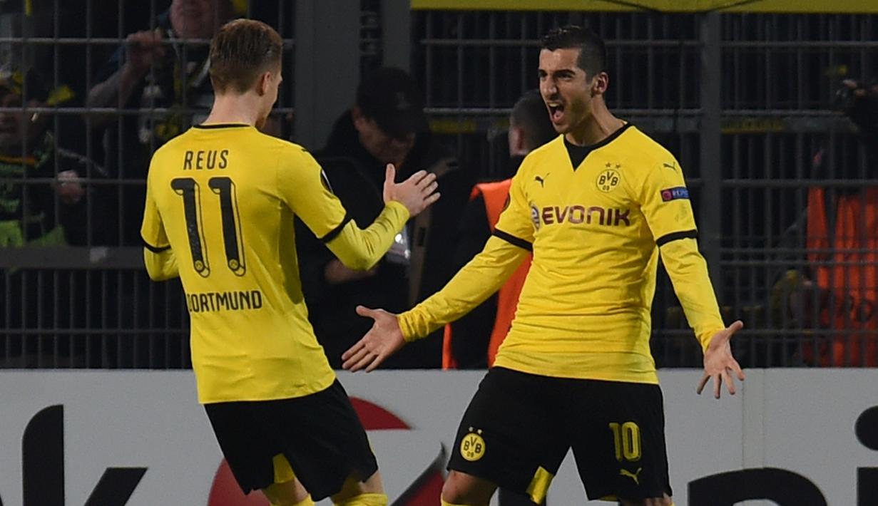Pemain Borussia Dortmund, Marco Reus, merayakan gol kedua yang dicetaknya ke gawang Porto dalam laga leg pertama 32 besar Liga Europa di Stadion Signal Iduna Park, Dortmund, Jumat (19/2/2016) dini hari WIB, (AFP/Patrik Stollarz)