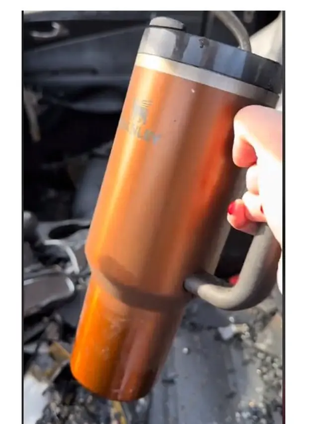 Tumbler Wanita Ini Tetap Utuh Meski Mobilnya Hangus Terbakar, Videonya Viral