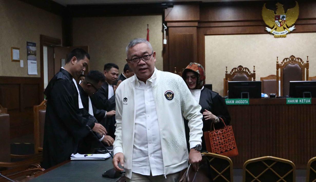 Hari Karyuliarto dinyatakan terbukti terlibat dalam tindak pidana korupsi pengadaan LNG atau gas alam cair. Tampak dalam foto, terdakwa kasus korupsi pengadaan Liquefied Natural Gas (LNG) atau gas alam cair yang merupakan Direktur Gas PT Pertamina (Persero) periode 2012–2014, Hari Karyuliarto, usai sidang pembacaan putusan di Pengadilan Tindak Pidana Korupsi (Tipikor), Jakarta, Senin (4/5/2026). (merdeka.com/Arie Basuki)