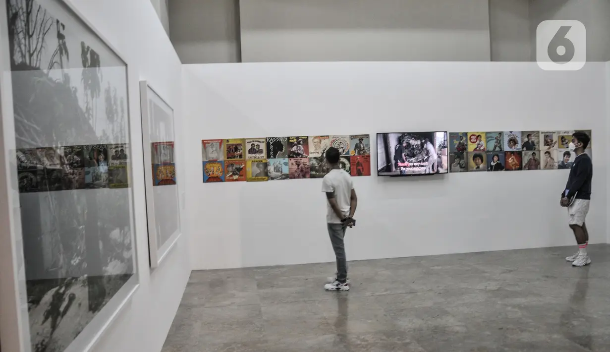 Pengunjung mengamati salah satu karya yang dipamerkan Jakarta Biennale 2021 di Museum Nasional, Jakarta, Selasa (23/11/2021). Pameran menghadirkan karya seni puluhan seniman mancanegara. (merdeka.com/Iqbal S. Nugroho)