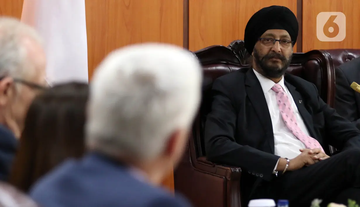 Anggota Parlemen Manukau Timur, Selandia Baru, Kanwaljit Singh Bakshi saat menggelar pertemuan dengan pimpinan DPD di Kompleks Parlemen, Jakarta, Selasa (19/11/2019). Pertemuan itu untuk meningkatkan hubungan antara DPD dua negara. (Liputan6.com/JohanTallo)