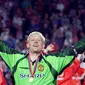 Peter Schmeichel - Kiper legendaris Manchester United ini pernah bekerja serabutan sebelum terkenal sebagai pesepak bola top dunia. Untuk memenuhi kebutuhan hidupnya, ia pernah bekerja di pabrik hingga membersihkan rumah orang lain. (AFP/Eric Cabanis)