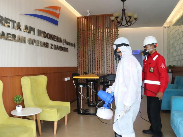 Antisipasi Paparan Covid 19 Pt Ka Bandung Lakukan Penyemprotan Disinfektan Health Liputan6 Com