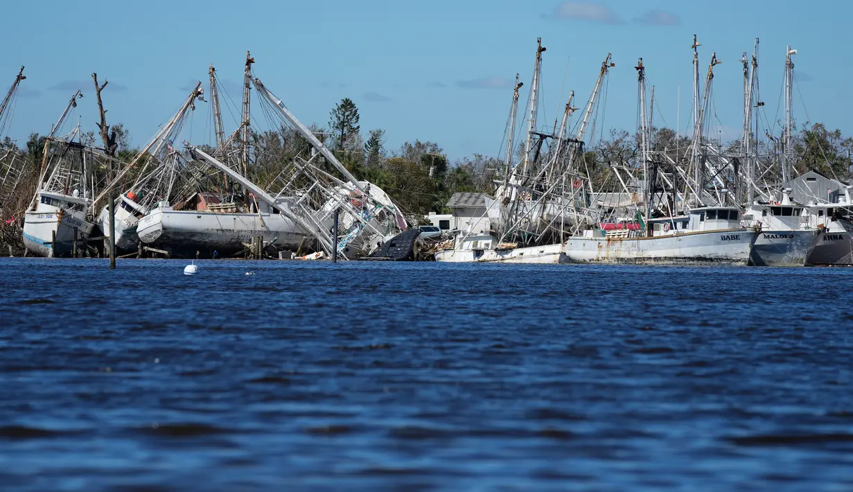 Sejumlah perahu saling bertabrakan dua hari setelah Badai Ian berlalu di Pulau San Carlos, Pantai Fort Myers, Florida, Amerika Serikat, 30 September 2022. Bencana alam ini  memutus satu-satunya akses jalan ke pulau perbatasan, menghancurkan dermaga tepi laut bersejarah dan memadamkan aliran listrik ke 2,67 juta rumah dan bisnis Florida - hampir seperempat dari pelanggan utilitas. (AP Photo/Rebecca Blackwell)