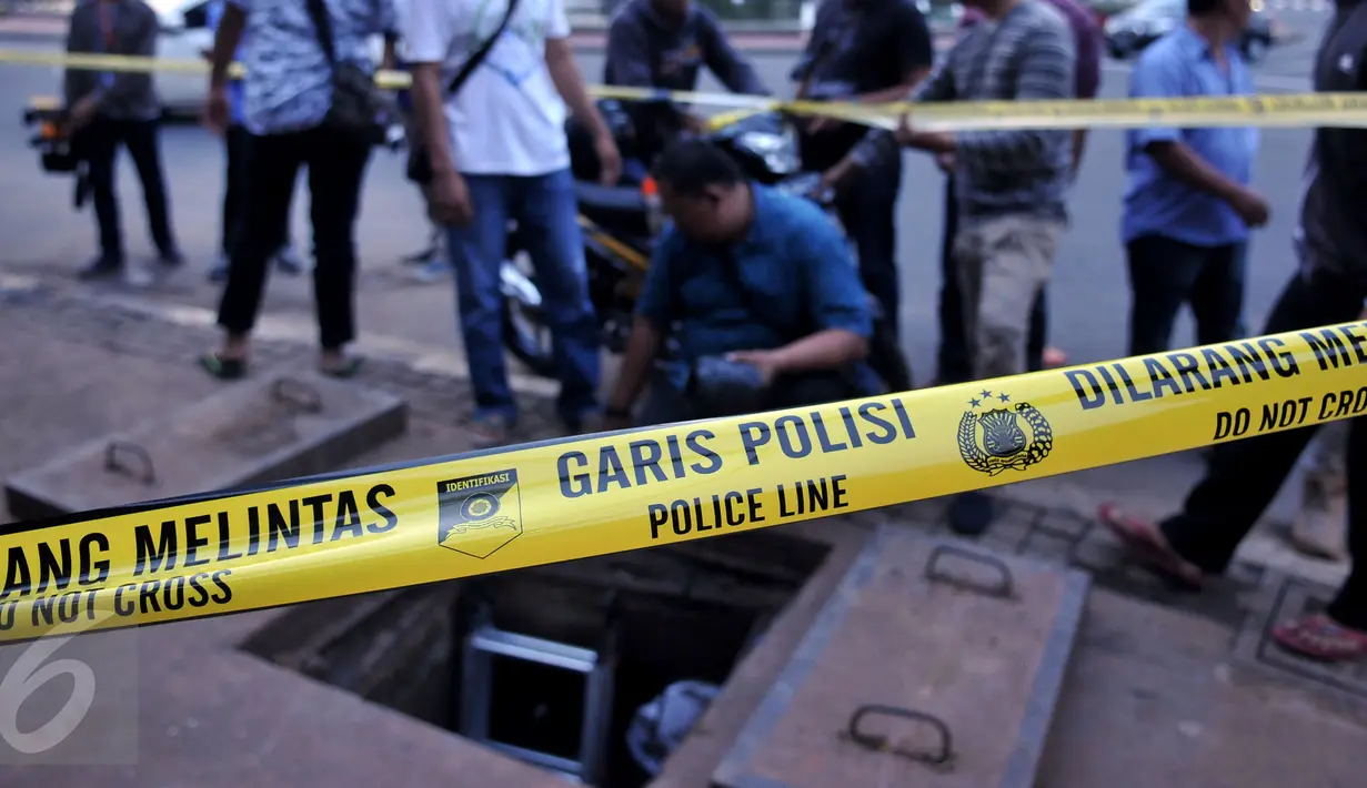 Aparat Kepolisian Polda Metro Jaya melakukan olah TKP di gorong-gorong Jalan Medan Merdeka Selatan, Jakarta, Sabtu (5/3/2016). Di gorong-gorong tersebut petugas menemukan sisa kulit kabel yang diduga menjadi penyebab banjir. (Liputan6.com/Johan Tallo)
