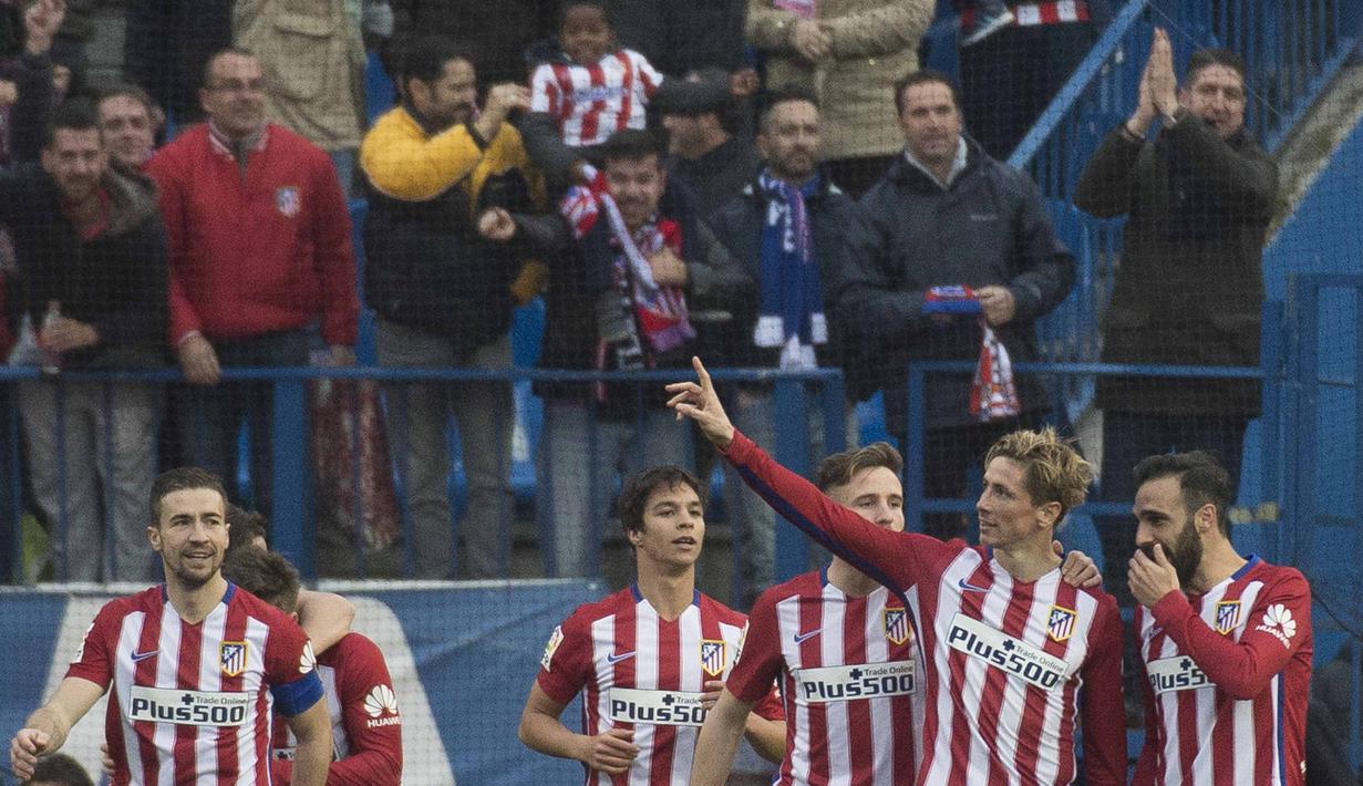  Fernando Torres (2kanan) merayakan gol bersama rekan setim saat melawan SD Eibar pada Lanjutan La Liga Spanyol di Stadion Vicente Calderon, Sabtu (6/2/2016). (AFP/Curto De La Torre)