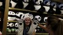 Pada hari ulang tahun Jia jia ke-37 para pengunjung nampak ramai mencari Aksesoris berbentuk Panda di Hong Kong Ocean Park, China, Selasa, (28/7/2015). Panda juga termasuk lambang dari World Wildlife Fund (WWF). (REUTERS/Bobby Yip)