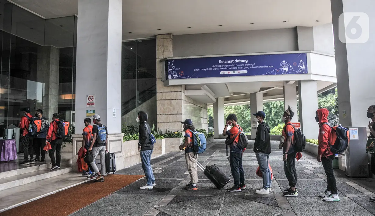 Atlet kontingen DKI Jakarta yang berlaga pada ajang PON XX Papua tiba di Hotel Grand Cempaka Business, Jakarta, Kamis (14/10/2021). Hingga hari ini sebanyak 217 atlet dan official kontingen DKI Jakarta tiba di Hotel Grand Cempaka untuk menjalani karantina. (merdeka.com/Iqbal S. Nugroho)