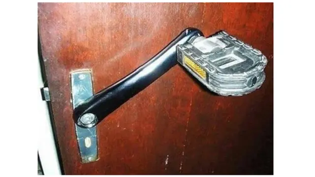Kreatif tapi Kocak, Aksi Orang Betulin Barang Ini Bikin Kita Geleng-Geleng Kepala