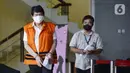 Eks Kepala Dinas Pengelolaan Keuangan dan Aset Daerah Kota Bandung Herry Nurhayat usai menjalani pemeriksaan di Gedung KPK, Jakarta, Kamis (23/4/2020). Herry diperiksa sebagai tersangka untuk melengkapi berkas kasus dugaan korupsi pengadaan RTH di Pemkot Bandung pada 2012. (merdeka.com/Dwi Narwoko)
