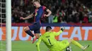 Di babak kedua, Barcelona dan Benfica tetap bermain terbuka dan saling serang. Namun, hingga akhir pertandingan, tidak ada lagi gol yang tercipta dari kedua tim. (LLUIS GENE/AFP)