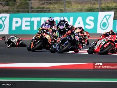Pembalap Ducati Lenovo Team asal Spanyol, Marc Marquez, memacu motornya saat Sprint Race MotoGP Indonesia di Sirkuit Internasional Mandalika, Mandalika, Sabtu (10/10/2026). (SONNY TUMBELAKA/AFP)