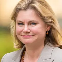 Menteri Inggris ini mengaku dirinya lesbian lewat cuitan di Twitter.| Via: huffingtonpost.co.uk