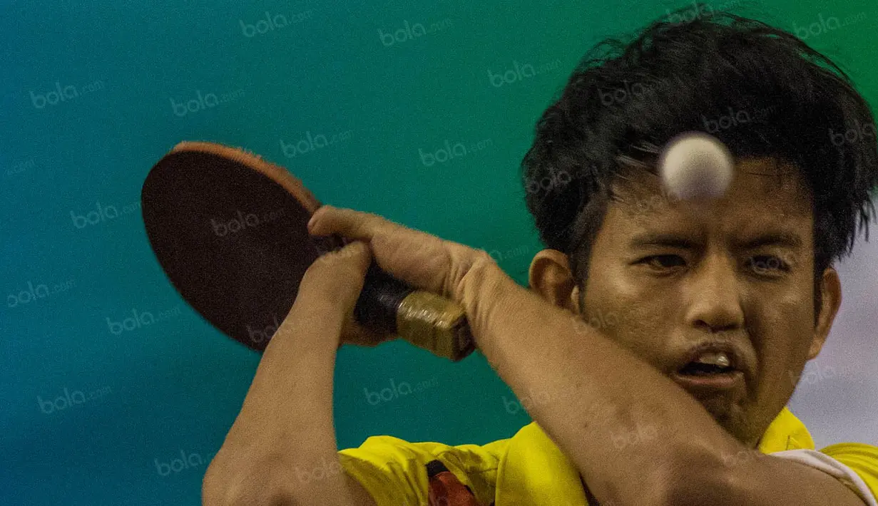 Foto Olahraga Terbaik - Petenis meja Sumatra Selatan, Rahmad Hidayat, tampil pada Peparnas 2016 di GOR UPI, Bandung, Jumat (21/10/2106). (Bola.com/Vitalis Yogi Trisna)