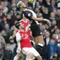 Pemain Newcastle, Joelinton mengontrol bola dari kawalan pemain Arsenal, Dani Ceballos pada pertandingan lanjutan Liga Inggris di Stadion Emirates di London, Minggu, (16/2/2020). Arsenal menang telak 4-0 atas Newcastle. (AP Photo/Frank Augstein)