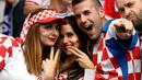 Suporter Kroasia saat mendukung timnya melawan Turki dalam laga Grup D Piala 2016 di Stadion Parc des Princes, Paris, (12/6/2016). (AFP/Miguel Medina)