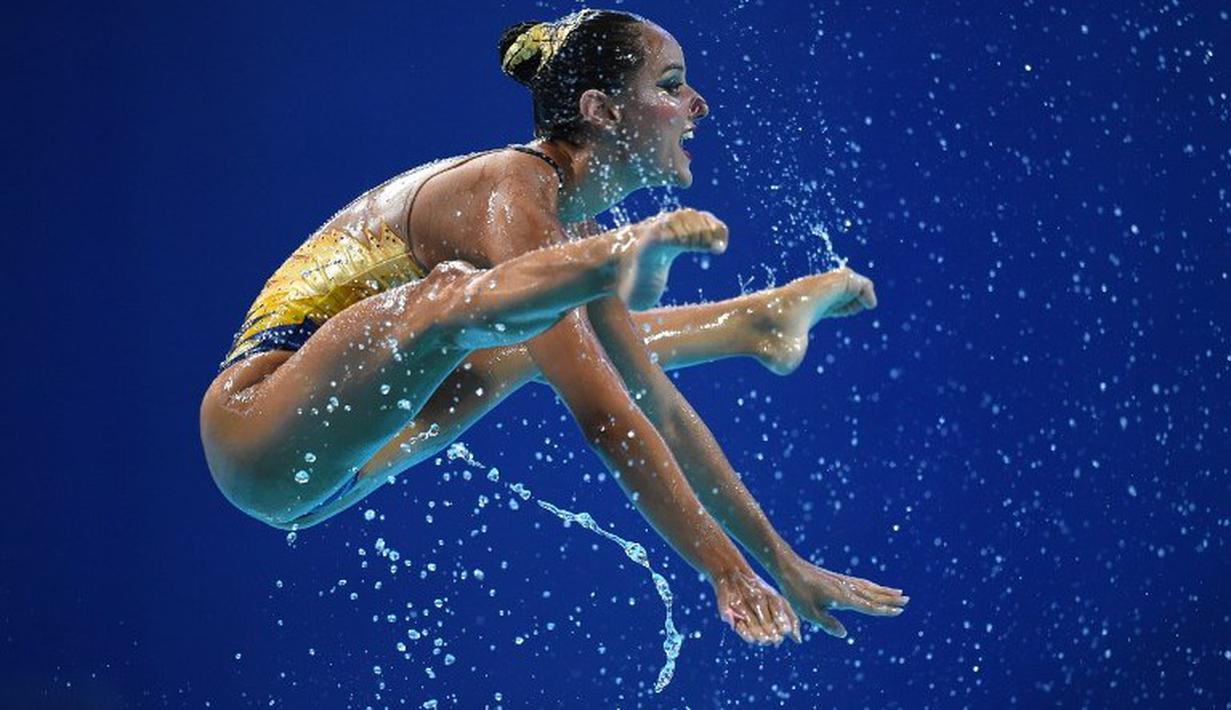 Anggota tim putri Prancis berlomba di nomor final Team Free renang indah Kejuaraan Dunia Akuatik 2015 di Kazan, Rusia. (31/7/2015). (AFP Photo/Christophe Simon)