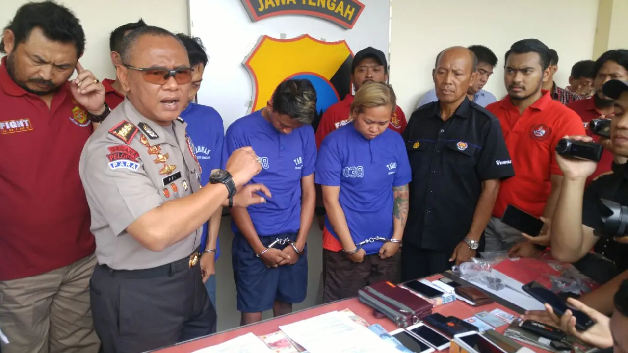 Tiga penjahat ini sesungguhnya mekanik profesional spesialis mesin ATM. Mereka ditangkap karena menyalahgunakan keahliannya untuk mencuri. (foto : Liputan6.cm/edhie prayitno ige)