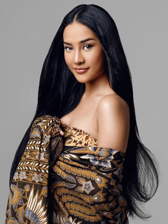 7 Gaya Luna Maya, Anya Geraldine dan Cinta Laura saat Pemotretan dengan Kain Batik