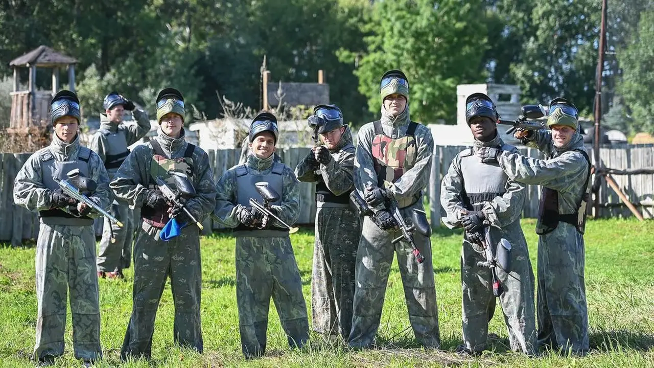 Egy Maulana Vikri (ketiga dari kiri) bermain paintball bersama FK Senica.