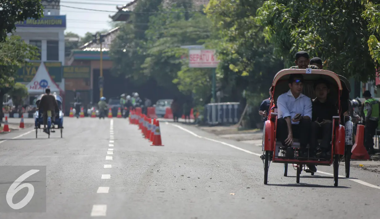 Tamu undangan menaiki becak menghadiri resepsi pernikahan Selvi Ananda dan Gibran di Gedung Graha Saba Buana, Solo, Jawa Tengah, Kamis (11/6/2015). Sebanyak 200 becak disediakan untuk mengantar tamu undangan. (Liputan6.com/Faizal Fanani)