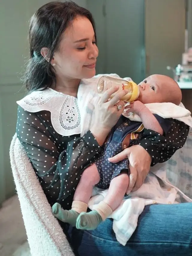 Rossa momong bayi Rayyanza (Foto: Instagram/@itsrossa910)