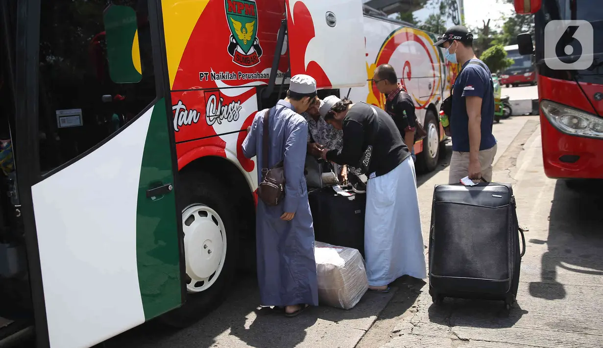 Sejumlah calon pemudik bersiap memasuki bus di Terminal Kampung Rambutan Jakarta, Kamis (24/3/2022). Pemerintah memastikan bahwa masyarakat diperbolehkan mudik Lebaran tahun 2022 dengan syarat sudah mendapatkan vaksin dosis lengkap dan ketiga atau booster. (Liputan6.com/Herman Zakharia)