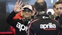 Jorge Martin dari Spanyol dan Aprilia Racing menyapa para penggemar di dalam kotak selama MotoGP AS - Latihan Bebas pada 28 Maret 2025 di Austin, Texas. (Mirco Lazzari gp/Getty Images via AFP)