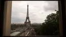 Sebuah gambar yang diambil pada 16 Mei 2016 di Paris menunjukkan Menara Eiffel melalui sebuah jendela. (LIONEL Bonaventure/AFP)