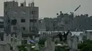 Serangan udara tersebut menghantam sebuah gedung berlantai tiga. Tampak dalam foto, sebuah bom melayang di udara mendekati sebuah bangunan selama serangan militer Israel di lingkungan Zeitoun, Kota Gaza, Jumat 6 Februari 2026. (AP Photo/Jehad Alshrafi)