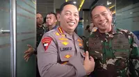 Momen Kapolri Jenderal Listyo Sigit Prabowo merangkul Panglima TNI Jenderal Agus Subiyanto saat ditanya awak media mengenai bentrokan antara Brimob dengan TNI AL di Pelabuhan Sorong, Papua Barat. (Foto: Merdeka.com/Bachtiarudin Alam).