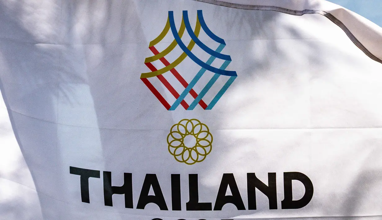 Sepuluh cabang olahraga dengan potensi 109 medali emas tersebut adalah tinju, pencak silat, sepak bola, catur, judo, kabaddi, karate, gulat, petanque, dan wushu. Tampak dalam foto, bendera SEA Games ke-33 2025 terlihat di luar Stadion Nasional Rajamangala, Bangkok, Thailand pada Jumat 28 November 2025. (Chanakarn Laosarakham/AFP)