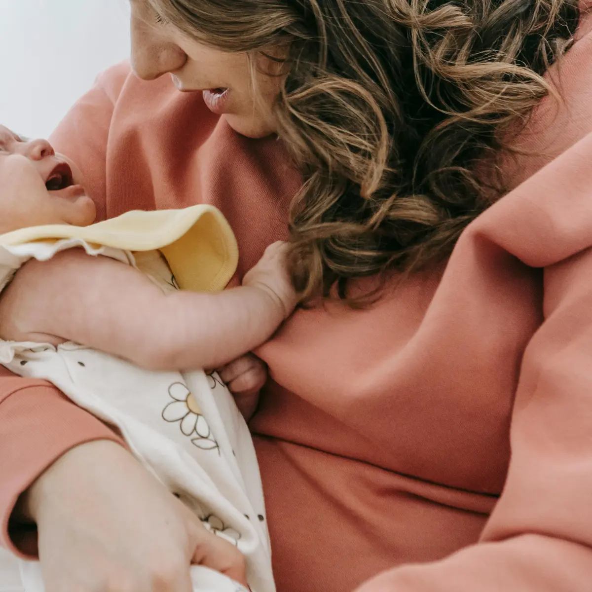 Arti Mimpi Menggendong Bayi Perempuan - Ragam Bola.com