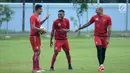 Bek Persija, Jaimerson Da Silva Xavier (kiri) jelang latihan di Lapangan Sutasoma, Halim Perdanakusuma, Jakarta, Selasa (20/3). Latihan ini persiapan menghadapi Bhayangkara FC di laga pembuka Liga 1 Indonesia 2018. (Liputan6.com/Helmi Fithriansyah)