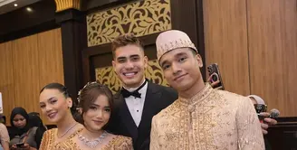 Tak ketinggalan Aisar Khaled, TikToker yang dirumorkan dekat dengan Fuji turut hadir mengenakan setelan jas hitam dan kemeja putih. [@fadlyfsl_].