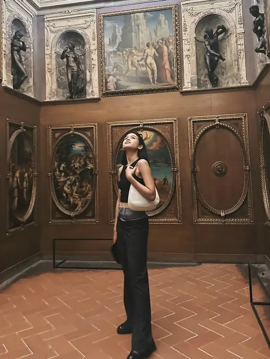 Maudy pun membawa handbag putih, serta mengenakan sepatu model loafers hitamnya. [@maudyayunda]