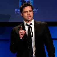 Berita terbaru datang dari aktor tampan Brad Pitt. Tak ada hentinya, kali ini Pitt dikabarkan kembali berhubungan dengan mantan kekasihnya bernama Sinitta, seorang penyanyi wanita berusia 53 tahun. (AFP/Bintang.com)