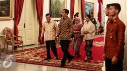 Presiden Joko Widodo dan Wakil Presiden Jusuf Kalla beserta para istrinya hadir dalam Silaturahmi Idul Fitri 1437 H di Istana Negara, Jakarta, Senin (11/7). Para Menteri dan pejabat negara hadir dalam acara tersebut. (Liputan6.com/Faizal Fanani)