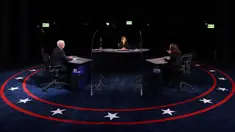 Wakil Presiden Mike Pence menyimak penantangnya, Senator Kamala Harris dari Partai Demokrat berbicara pada Debat cawapres Amerika Serikat di Kingsbury Hall, Universitas Utah di Salt Lake City, Rabu (7/10/2020).  Dalam debat, Pence dan Harris duduk dan diberi sekat kaca. (Justin Sullivan/Pool via AP)