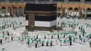Jemaah mengelilingi Kabah pada awal musim haji di Masjidil Haram, Mekkah, Arab Saudi, Sabtu (17/7/2021). Jemaah haji melakukan tawaf dengan tetap menjaga jarak demi mengantisipasi penyebaran COVID-19. (FAYEZ NURELDINE/AFP)