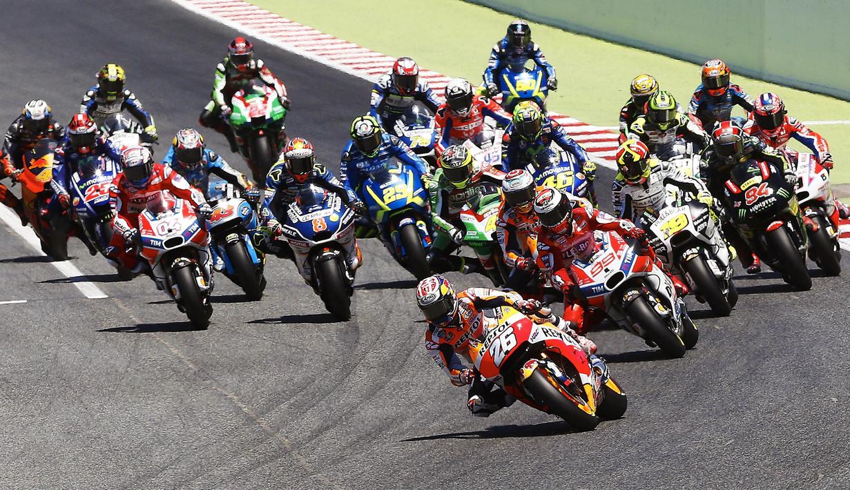 Para pebalap MotoGP memacu motornya pada balapan di MotoGP Catalunya, Spanyol, Minggu (11/6/2017). Pada balapan ini, Andrea Dovizioso berhasil menjadi yang tercepat. (EPA/Alejandro Garcia)