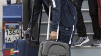 Antoine Griezmann mengangkat dua koper saat tiba di Sheremetyevo international airport, Moskow, Rusia, (10/6/2018). Pada laga perdana Prancis akan melawan Australia. (AP/Pavel Golovkin)