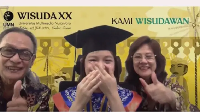 Suasana haru keluarga Lulusan Terbaik Program Sarjana di Wisuda XX Universitas Multimedia Nusantara secara daring. (Foto: Dok. Stephanus Novi/Koor. Media Wisuda XX Universitas Multimedia Nusantara)
