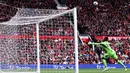 Kiper Manchester United, Andre Onana berusaha menghalau bola tendangan pemain RC Lens, Florian Sotoca pada laga uji coba pramusim di Old Trafford, Manchester, Sabtu (05/08/2023). (AFP/Darren Staples)