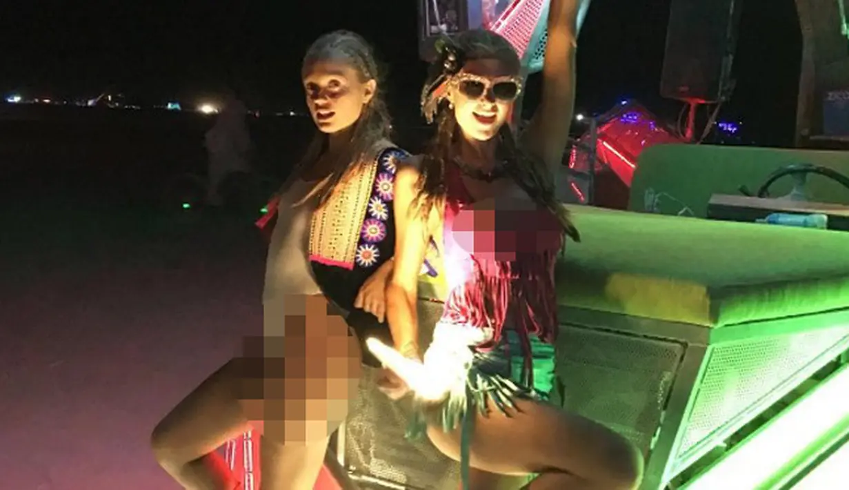 Artis sekaligus sosialita Paris Hilton berjoget bersama rekannya saat menghadiri festival seni Burning Man di Nevada, AS. Festival yang dihadiri 70 ribu orang dari seluruh dunia itu di hadiri oleh para selebriti dunia. (Instagram.com/parishilton)