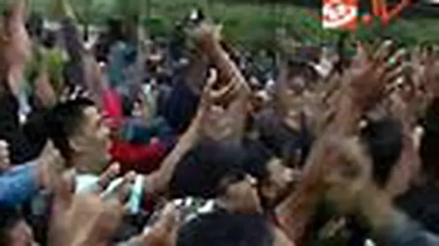Warga Wonogiri Berebut Ketupat di Waduk