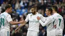 Para pemain Real Madrid merayakan gol Karim Benzema (2kiri) saat melawan Alaves  pada La Liga Santander di Santiago Bernabeu stadium, Madrid, (24/2/2018). Real Madrid menang 4-0. (AFP/Pierre-philippe Marcou)
